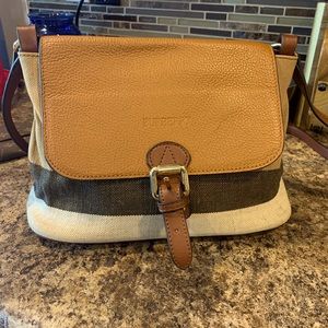Not guaranteed authenticity pretty Sling bag